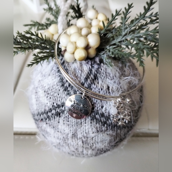 Avon Precious Charms Christmas Time Winter Themed Snowflake Bangle Bracelet - Picture 7 of 16